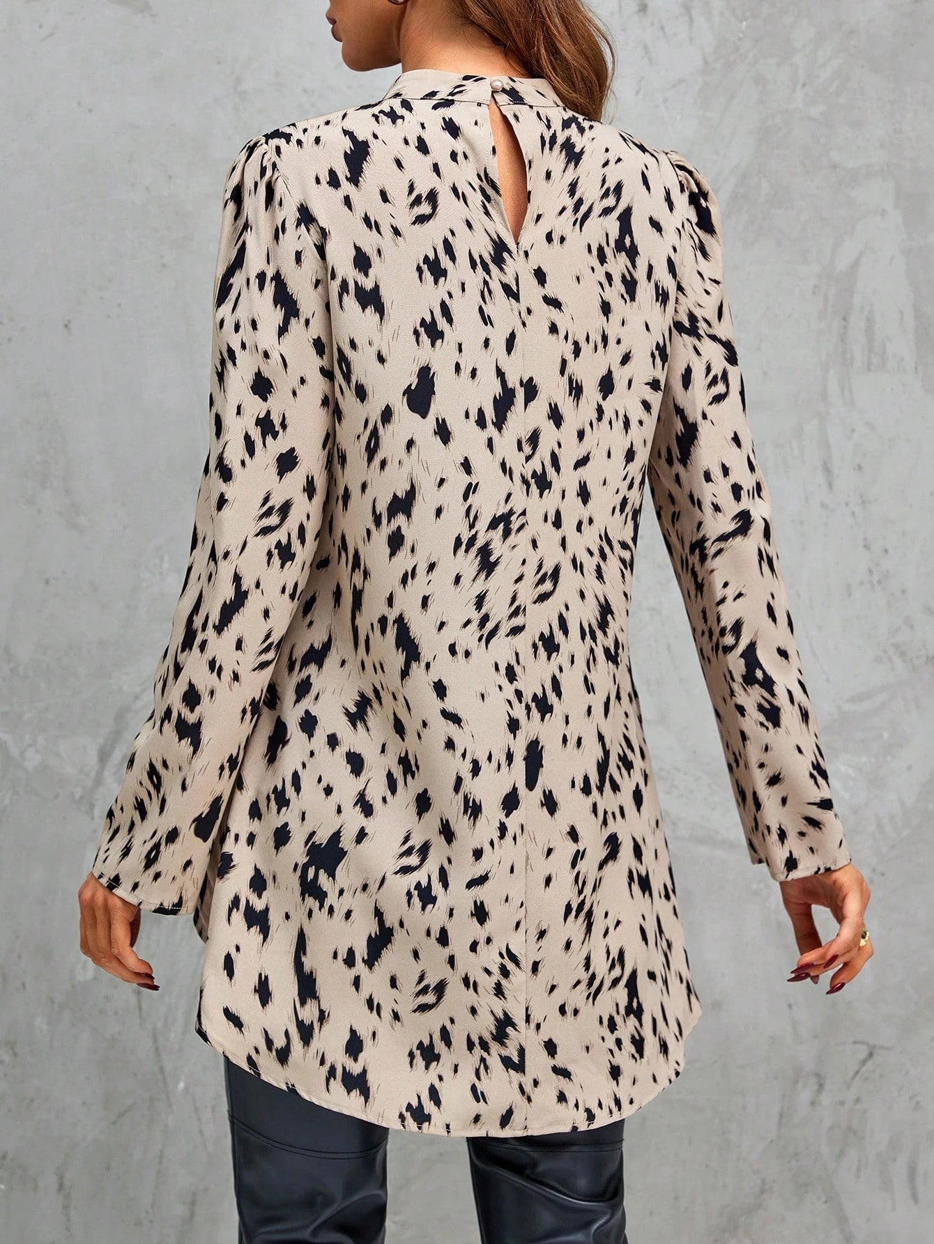 EMERY ROSE Blusa com Barra Assimétrica de Estampa Total, Tops de Manga Longa