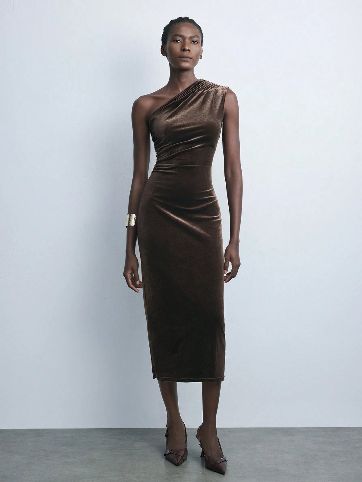 Maija Novo Vestido de Veludo Marrom Mocca 