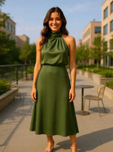 Vestido Zurique Midi de Cetim – Gola Alta e Cintura Marcada